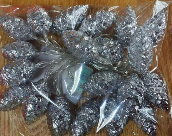 Kerstverlichting Zilveren Dennenappels op Batterij – 2 Meter Lichtketting met 10 Sfeervolle Lampjes - Feestelijke Decoratie - Warm Wit Licht-zilver