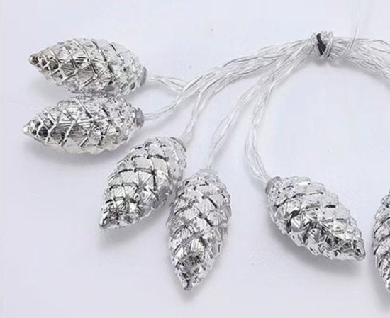 Kerstverlichting Zilveren Dennenappels op Batterij – 2 Meter Lichtketting met 10 Sfeervolle Lampjes - Feestelijke Decoratie - Warm Wit Licht-zilver