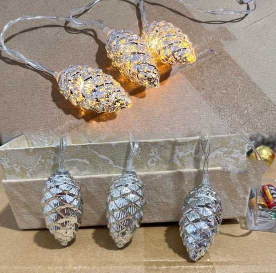Kerstverlichting Zilveren Dennenappels op Batterij – 2 Meter Lichtketting met 10 Sfeervolle Lampjes - Feestelijke Decoratie - Warm Wit Licht-zilver