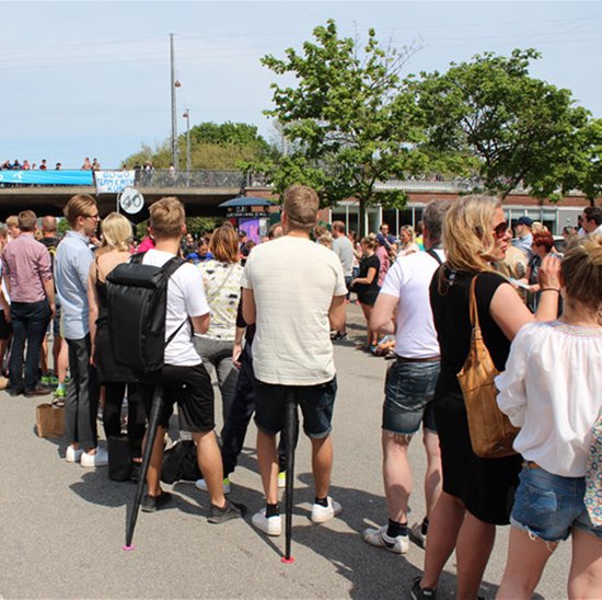 TDR-Compacte zitkruk - Gebruik in de trein, op festivals, in de rij - Licht, verlicht pijn - Gebruik op elk oppervlak - 100 kg draagvermogen - Opgevouwen als blikje - Zwart