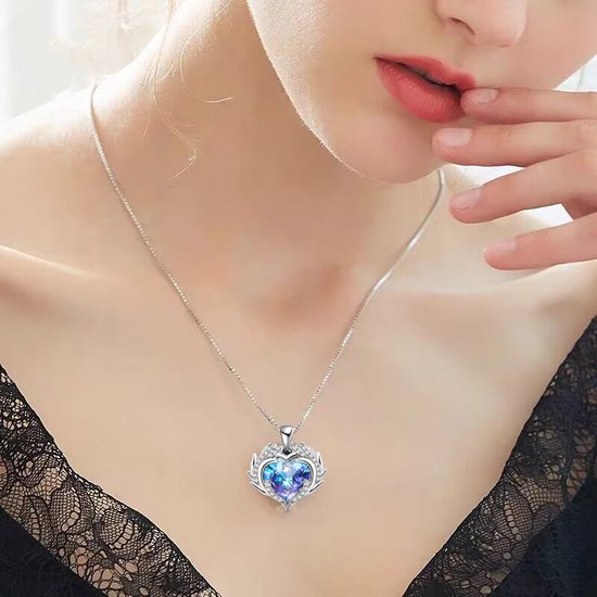 Hanger in de vorm van een engelvleugels met kristalelementen - Tijdloos ontwerp - Hoge kwaliteit - Blauw-paarse gloed - Ketting van 50 cm