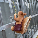 Klimmende Eekhoorn met Schoudertas Decoratieve Hanger-Weerbestendig, Gedetailleerd Handwerk 11*14*17cm