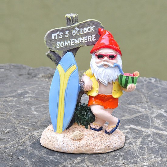 Grappige Relaxte Kabouter met Surfplank - Kleurrijke en Weerbestendige Tuinornament - Vrolijke Tuindecoratie
