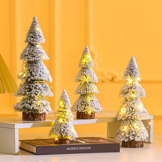 4 stuks Mini Kerstbomen met Sneeuweffect en Warmwit LED Licht – Stijlvolle en Natuurlijke Kerstdecoratie met 3 Meter Lichtsnoer-wit