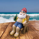 Vrolijke kabouter in ligstoel - tuindecoratie met zonnebril