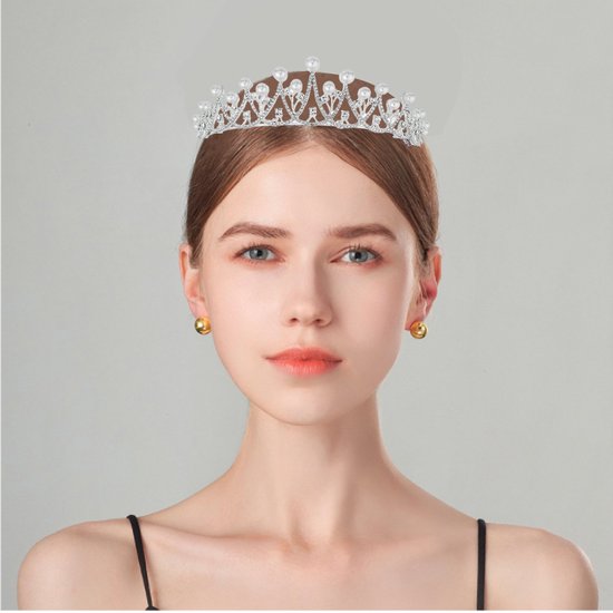 Luxe Zilveren Tiara met Witte Parels en Kristallen