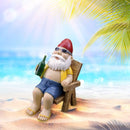 Vrolijke kabouter in ligstoel - tuindecoratie met zonnebril