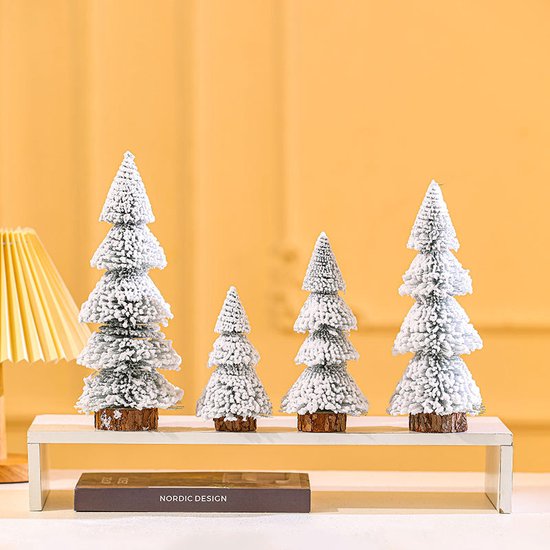 4 stuks Mini Kerstbomen met Sneeuweffect en Warmwit LED Licht – Stijlvolle en Natuurlijke Kerstdecoratie met 3 Meter Lichtsnoer-wit