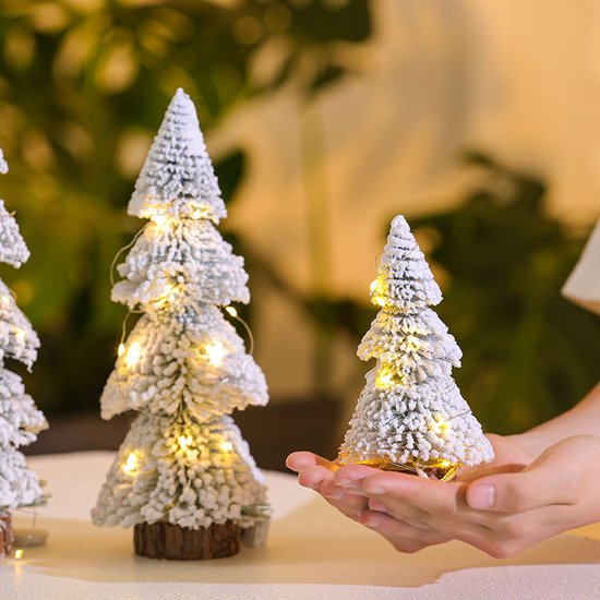 4 stuks Mini Kerstbomen met Sneeuweffect en Warmwit LED Licht – Stijlvolle en Natuurlijke Kerstdecoratie met 3 Meter Lichtsnoer-wit