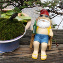 Vrolijke kabouter in ligstoel - tuindecoratie met zonnebril